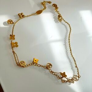 Woman LV necklace made in Italy.